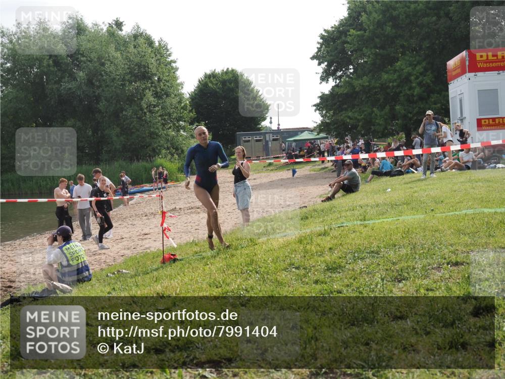 15.06.2025 - 27. Vierlanden-Triathlon KatJ http://msf.ph/oto/7991404 15.06.2025 09:13:50 Schwimmen 203 meine-sportfotos.de