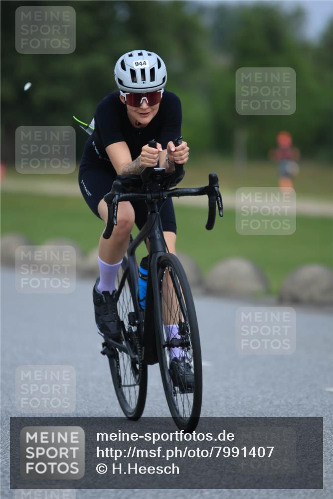 21.06.2025 - 27. Vierlanden-Triathlon H.Heesch http://msf.ph/oto/7991407 15.06.2025 11:56:24 Radfahren 830, 944 meine-sportfotos.de