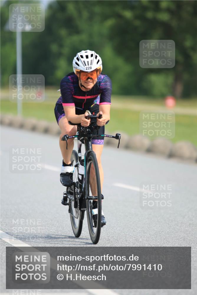 15.06.2025 - 27. Vierlanden-Triathlon H.Heesch http://msf.ph/oto/7991410 15.06.2025 09:58:07 Radfahren 204, 228 meine-sportfotos.de