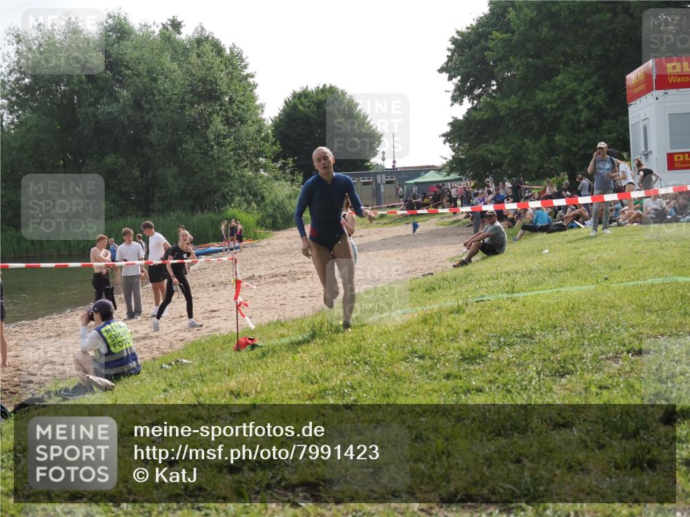 15.06.2025 - 27. Vierlanden-Triathlon KatJ http://msf.ph/oto/7991423 15.06.2025 09:13:50 Schwimmen 203 meine-sportfotos.de