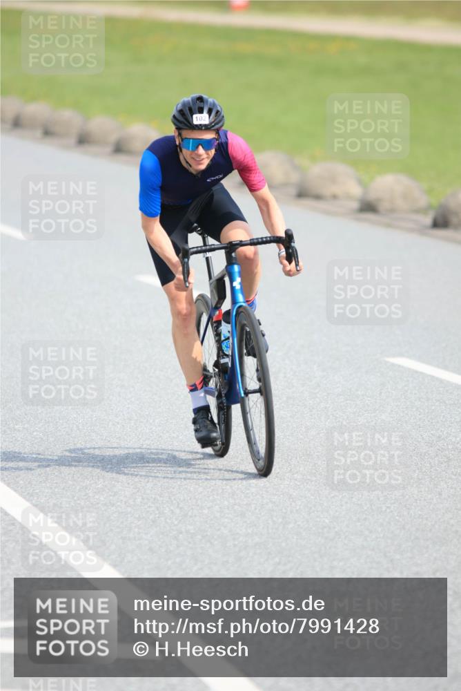 15.06.2025 - 27. Vierlanden-Triathlon H.Heesch http://msf.ph/oto/7991428 15.06.2025 09:58:48 Radfahren 102, 205 meine-sportfotos.de