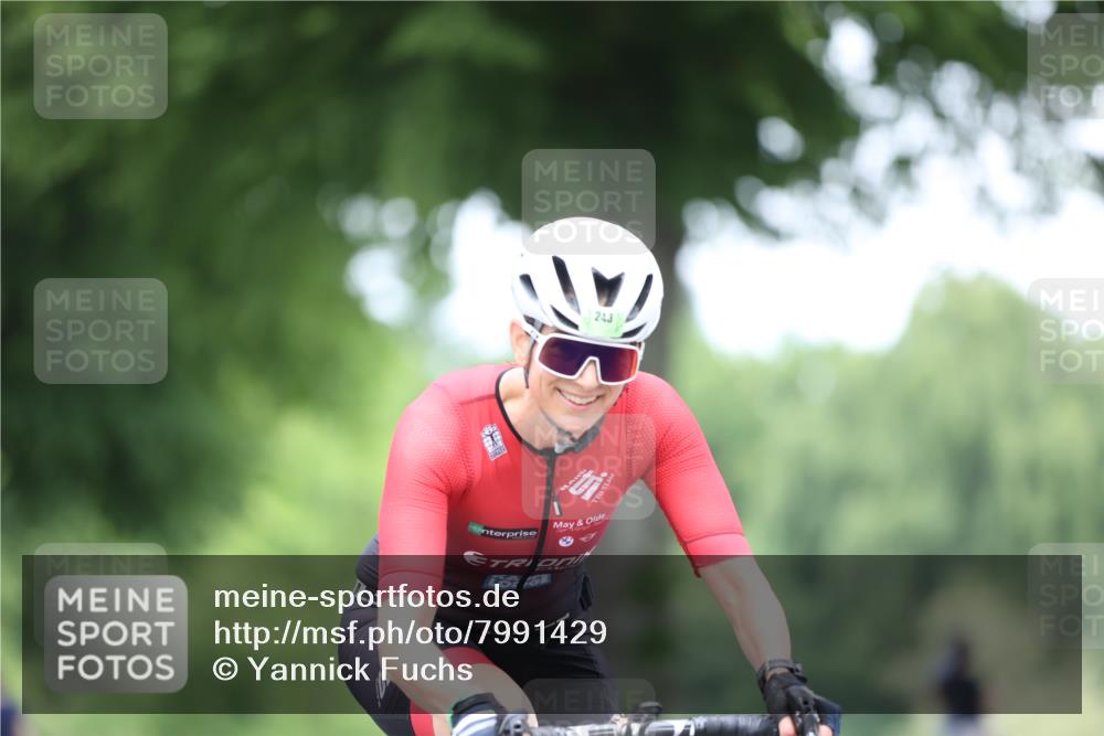 15.06.2025 - 7 Türme Triathlon Yannick Fuchs http://msf.ph/oto/7991429 15.06.2025 11:57:47 Radfahren 243, 244 meine-sportfotos.de