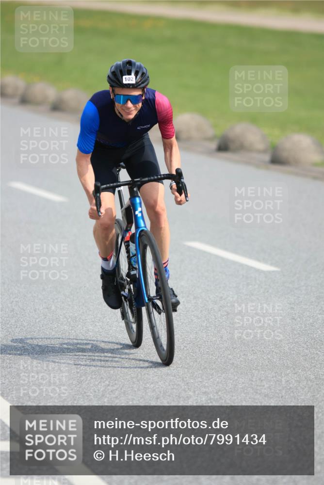 15.06.2025 - 27. Vierlanden-Triathlon H.Heesch http://msf.ph/oto/7991434 15.06.2025 09:58:48 Radfahren 102, 205 meine-sportfotos.de