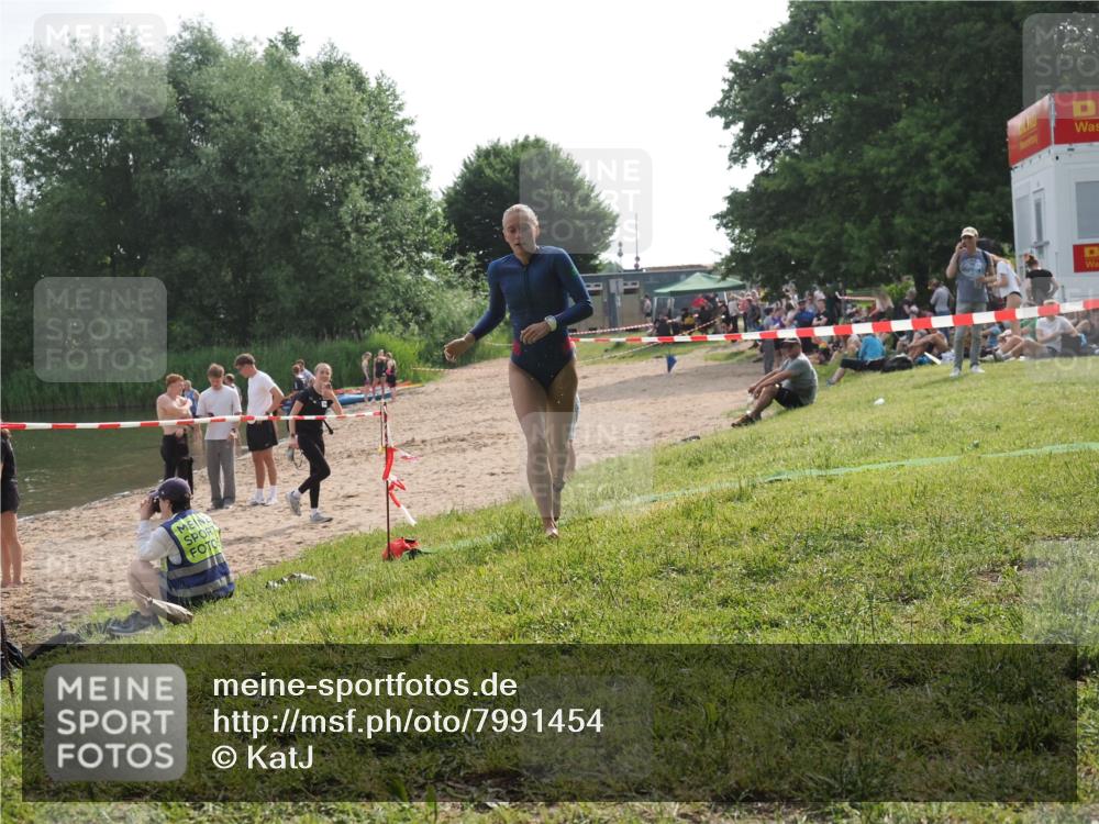 15.06.2025 - 27. Vierlanden-Triathlon KatJ http://msf.ph/oto/7991454 15.06.2025 09:13:51 Schwimmen 203, 228 meine-sportfotos.de