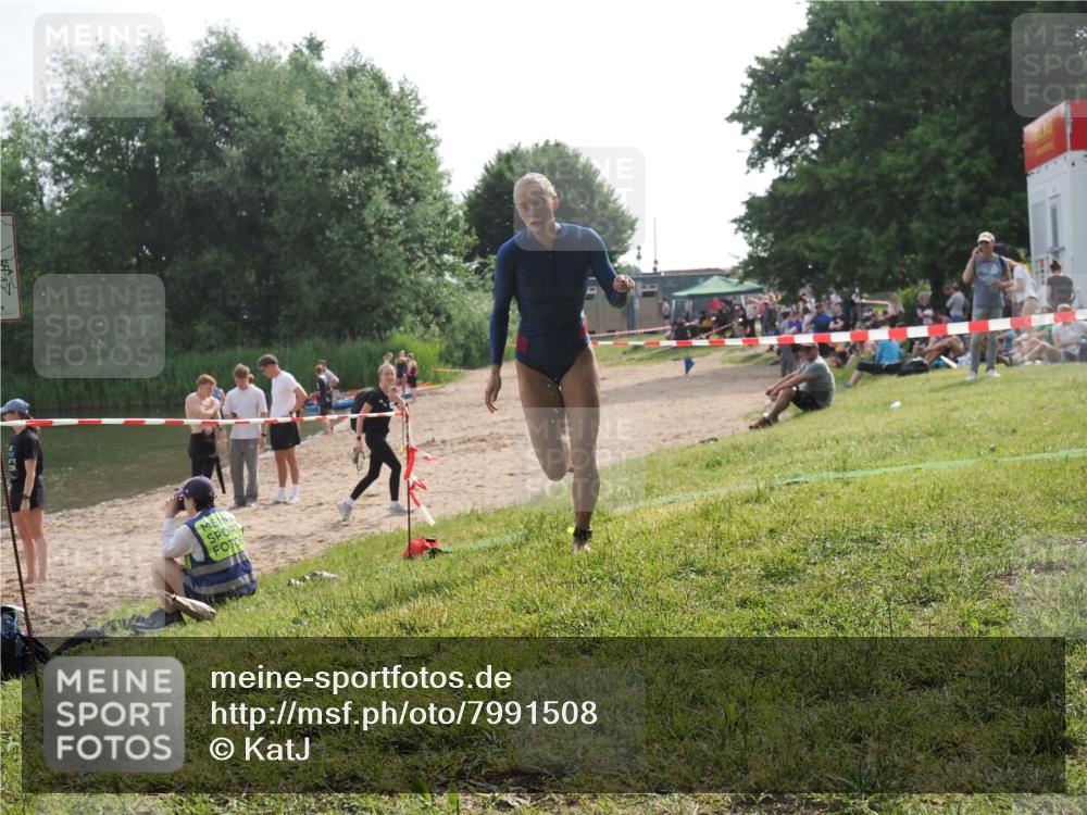 15.06.2025 - 27. Vierlanden-Triathlon KatJ http://msf.ph/oto/7991508 15.06.2025 09:13:51 Schwimmen 203, 228 meine-sportfotos.de