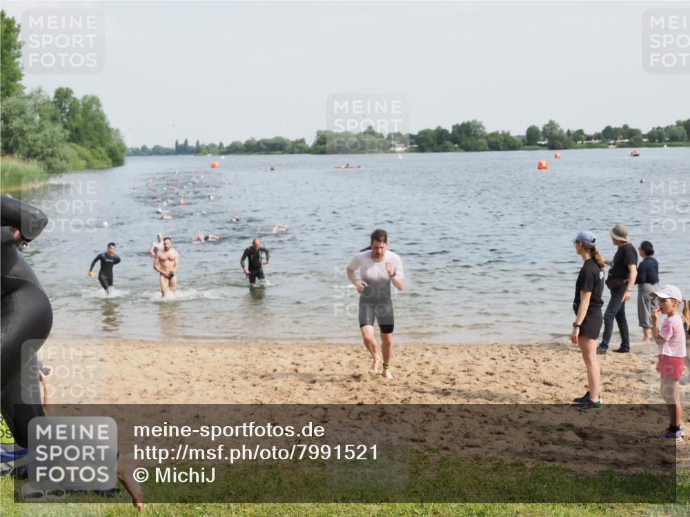 21.06.2025 - 27. Vierlanden-Triathlon MichiJ http://msf.ph/oto/7991521 15.06.2026 09:54:17 Schwimmen 253, 255, 261, 302, 337, 342, 356 meine-sportfotos.de