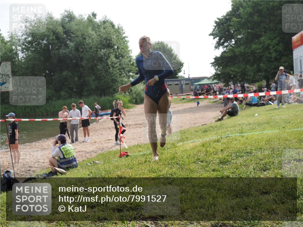 15.06.2025 - 27. Vierlanden-Triathlon KatJ http://msf.ph/oto/7991527 15.06.2025 09:13:51 Schwimmen 203, 228 meine-sportfotos.de