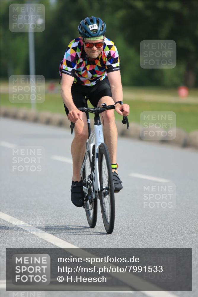 15.06.2025 - 27. Vierlanden-Triathlon H.Heesch http://msf.ph/oto/7991533 15.06.2025 10:00:07 Radfahren 154, 187 meine-sportfotos.de