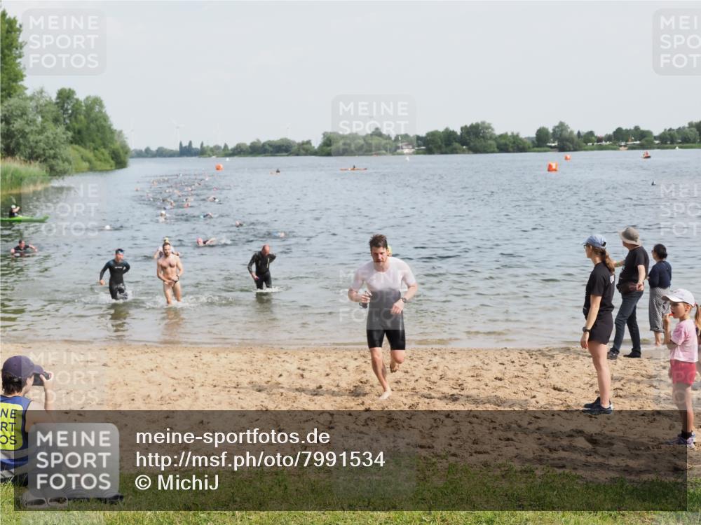 21.06.2025 - 27. Vierlanden-Triathlon MichiJ http://msf.ph/oto/7991534 15.06.2026 09:54:17 Schwimmen 253, 255, 261, 302, 337, 342, 356 meine-sportfotos.de