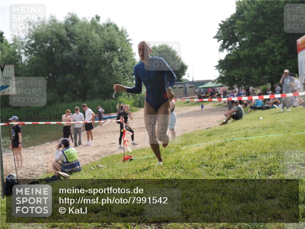 15.06.2025 - 27. Vierlanden-Triathlon KatJ http://msf.ph/oto/7991542 15.06.2025 09:13:52 Schwimmen 203, 228 meine-sportfotos.de