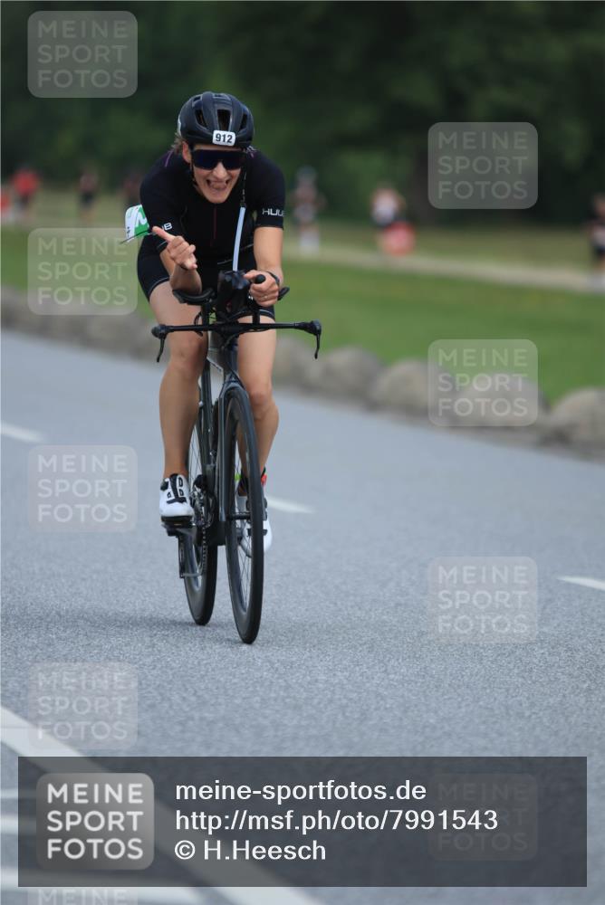 21.06.2025 - 27. Vierlanden-Triathlon H.Heesch http://msf.ph/oto/7991543 15.06.2025 11:57:09 Radfahren 653, 670, 750, 912 meine-sportfotos.de