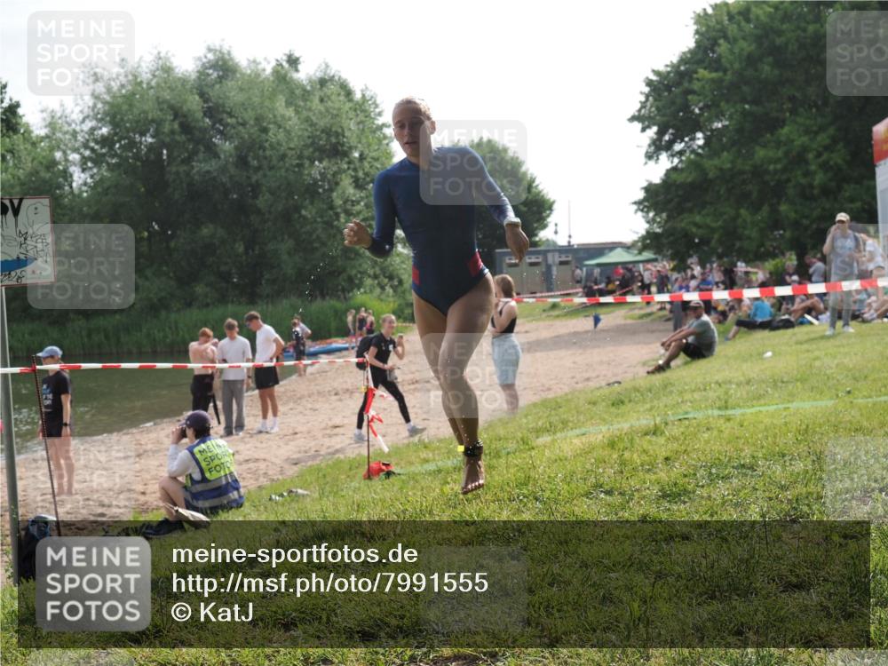 15.06.2025 - 27. Vierlanden-Triathlon KatJ http://msf.ph/oto/7991555 15.06.2025 09:13:52 Schwimmen 203, 228 meine-sportfotos.de