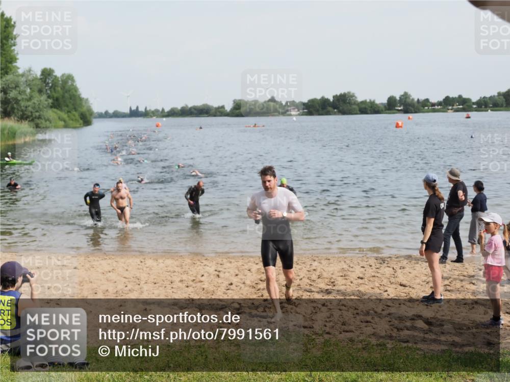 21.06.2025 - 27. Vierlanden-Triathlon MichiJ http://msf.ph/oto/7991561 15.06.2026 09:54:18 Schwimmen 253, 255, 261, 302, 337, 342, 356 meine-sportfotos.de
