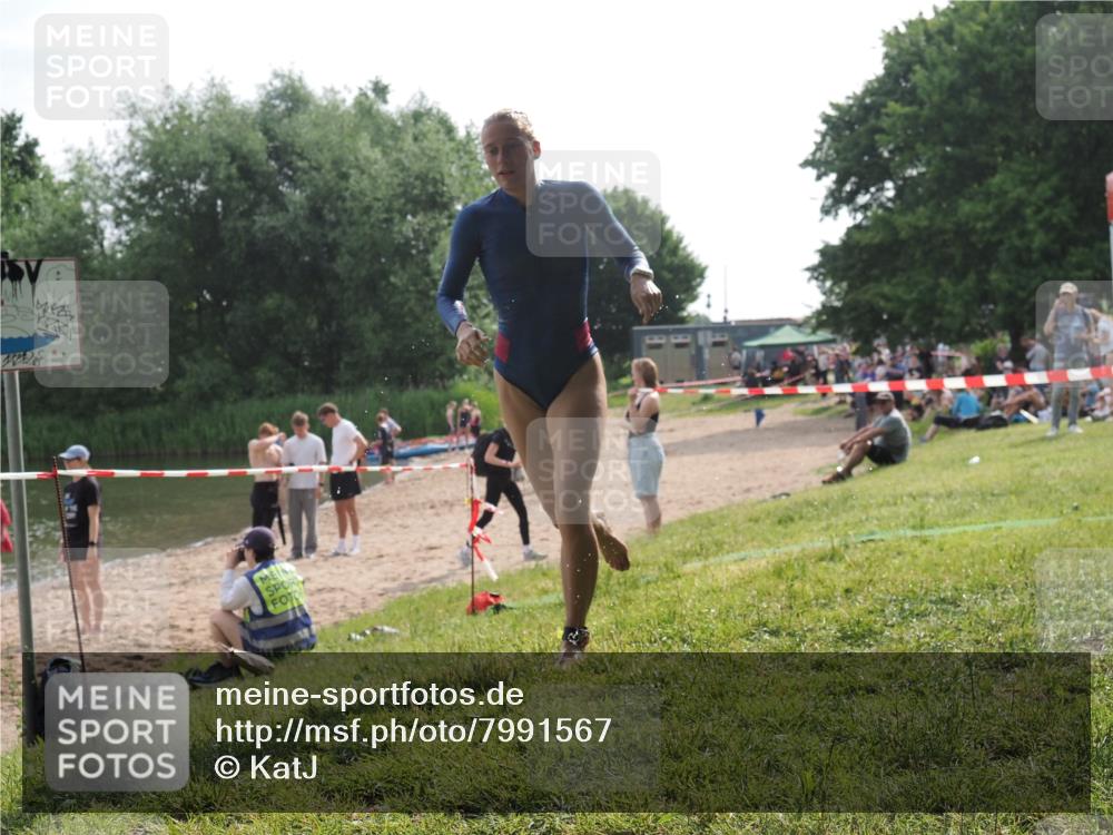 15.06.2025 - 27. Vierlanden-Triathlon KatJ http://msf.ph/oto/7991567 15.06.2025 09:13:52 Schwimmen 203, 228 meine-sportfotos.de