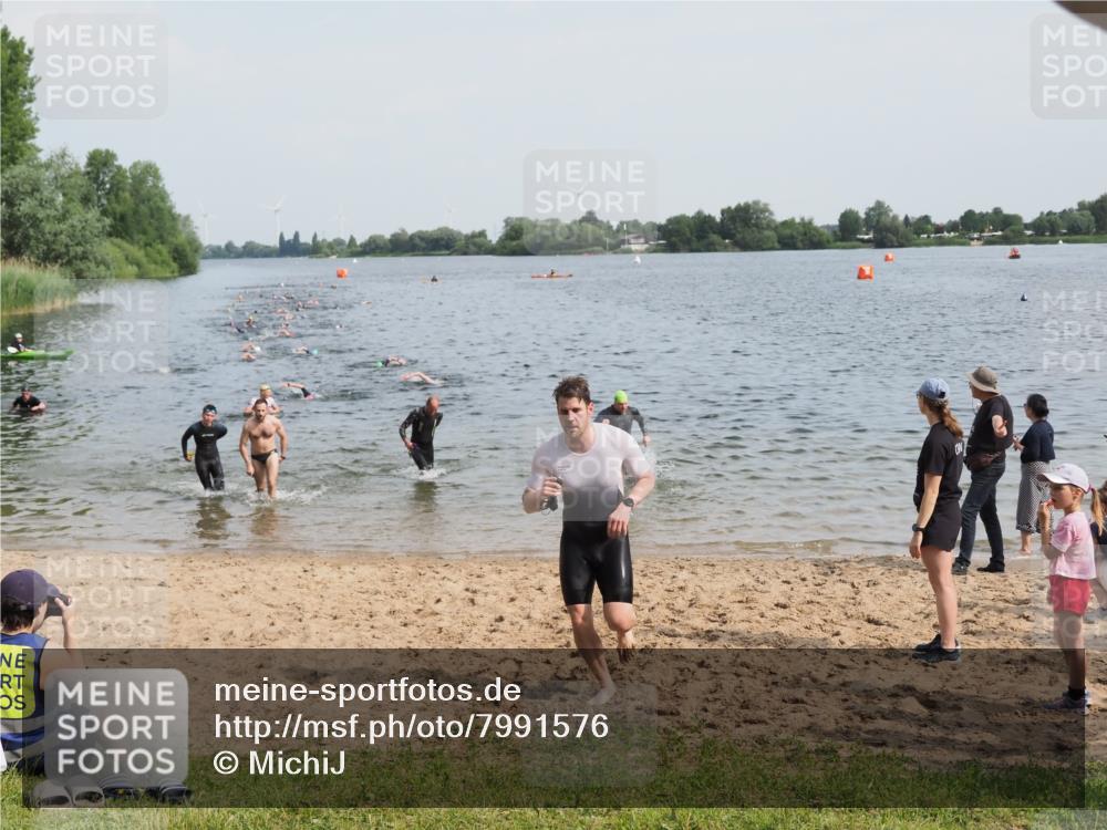 21.06.2025 - 27. Vierlanden-Triathlon MichiJ http://msf.ph/oto/7991576 15.06.2026 09:54:18 Schwimmen 253, 255, 261, 302, 337, 342, 356 meine-sportfotos.de