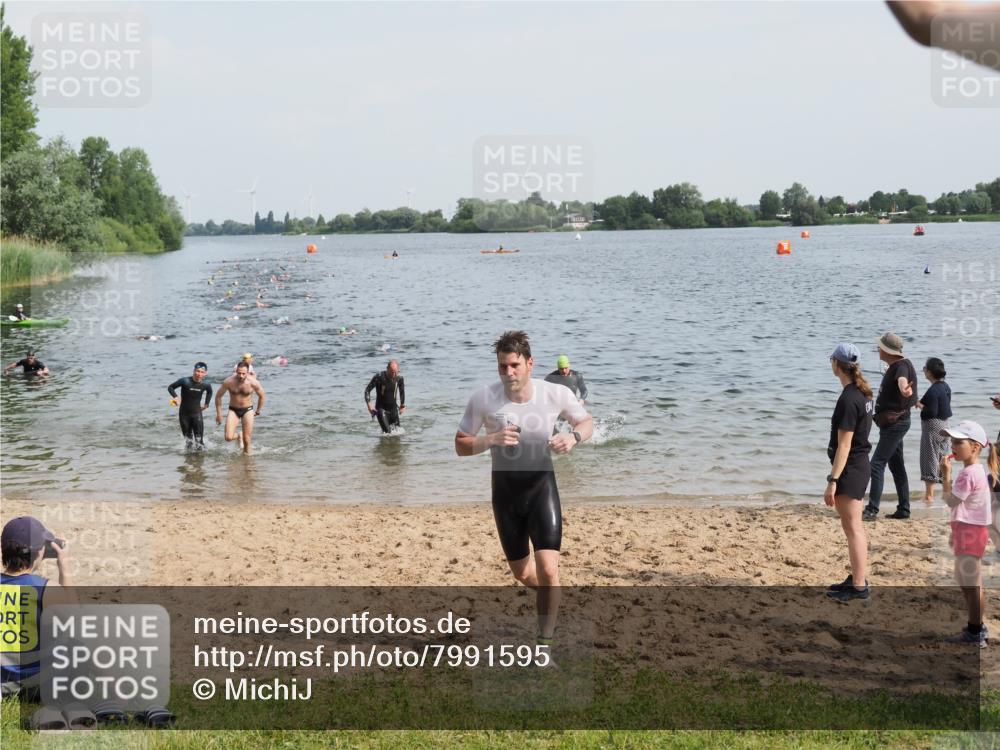 21.06.2025 - 27. Vierlanden-Triathlon MichiJ http://msf.ph/oto/7991595 15.06.2026 09:54:18 Schwimmen 253, 255, 261, 302, 337, 342, 356 meine-sportfotos.de