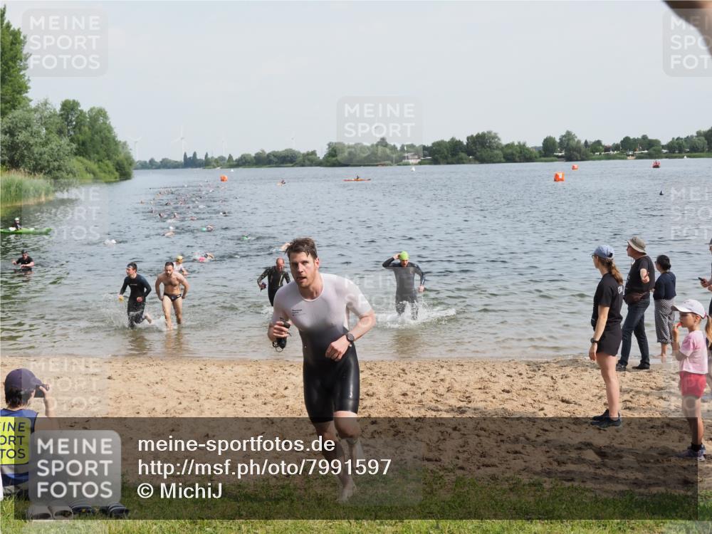 21.06.2025 - 27. Vierlanden-Triathlon MichiJ http://msf.ph/oto/7991597 15.06.2026 09:54:19 Schwimmen 253, 255, 261, 302, 337, 342, 356 meine-sportfotos.de