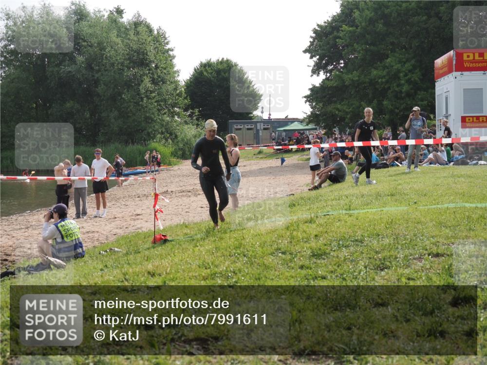 15.06.2025 - 27. Vierlanden-Triathlon KatJ http://msf.ph/oto/7991611 15.06.2025 09:13:57 Schwimmen 203, 228 meine-sportfotos.de