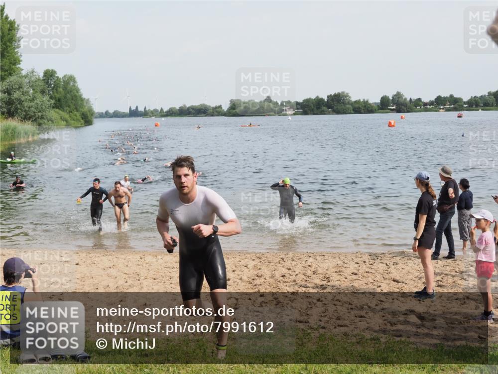 21.06.2025 - 27. Vierlanden-Triathlon MichiJ http://msf.ph/oto/7991612 15.06.2026 09:54:19 Schwimmen 253, 255, 261, 302, 337, 342, 356 meine-sportfotos.de