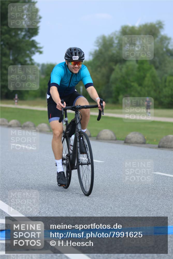 21.06.2025 - 27. Vierlanden-Triathlon H.Heesch http://msf.ph/oto/7991625 15.06.2025 11:57:18 Radfahren 653, 911 meine-sportfotos.de