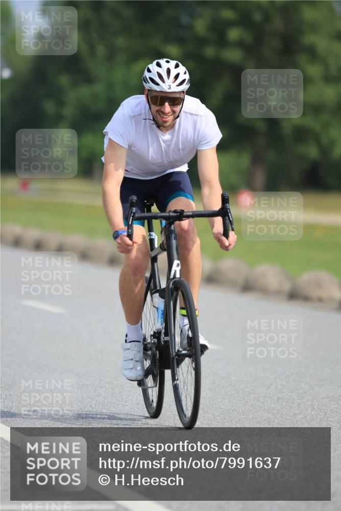 15.06.2025 - 27. Vierlanden-Triathlon H.Heesch http://msf.ph/oto/7991637 15.06.2025 10:00:40 Radfahren 3, 65, 160, 356 meine-sportfotos.de