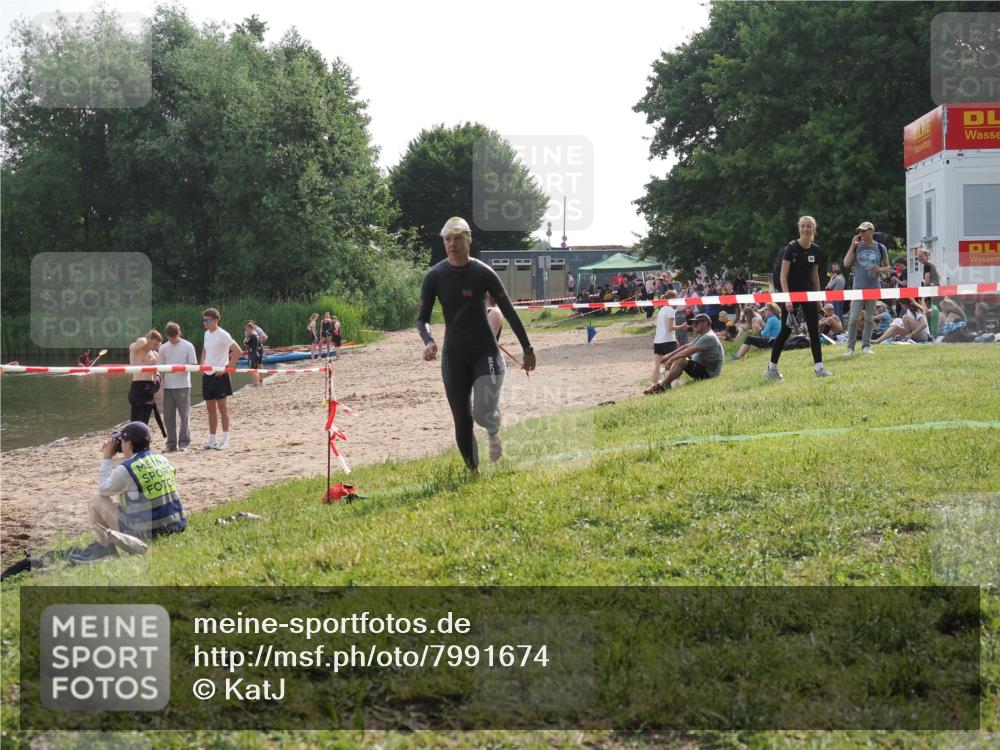 15.06.2025 - 27. Vierlanden-Triathlon KatJ http://msf.ph/oto/7991674 15.06.2025 09:13:58 Schwimmen 198, 203, 228 meine-sportfotos.de