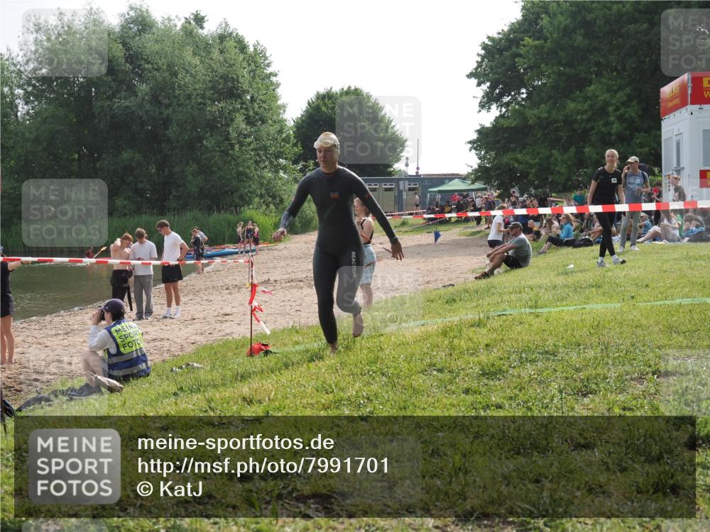 15.06.2025 - 27. Vierlanden-Triathlon KatJ http://msf.ph/oto/7991701 15.06.2025 09:13:58 Schwimmen 198, 203, 228 meine-sportfotos.de