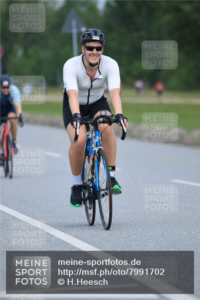 21.06.2025 - 27. Vierlanden-Triathlon H.Heesch http://msf.ph/oto/7991702 15.06.2025 11:57:27 Radfahren 673, 693, 911, 964 meine-sportfotos.de