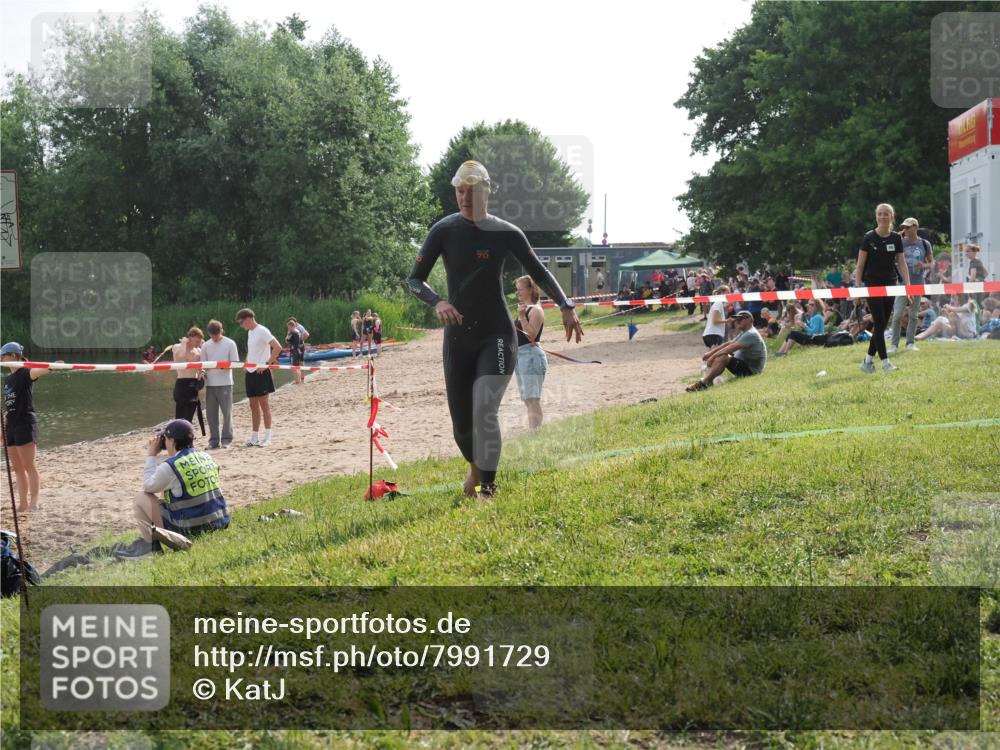 15.06.2025 - 27. Vierlanden-Triathlon KatJ http://msf.ph/oto/7991729 15.06.2025 09:13:59 Schwimmen 198, 203, 228 meine-sportfotos.de