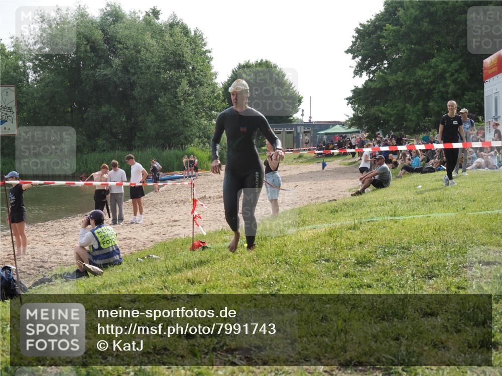 15.06.2025 - 27. Vierlanden-Triathlon KatJ http://msf.ph/oto/7991743 15.06.2025 09:13:59 Schwimmen 198, 203, 228 meine-sportfotos.de