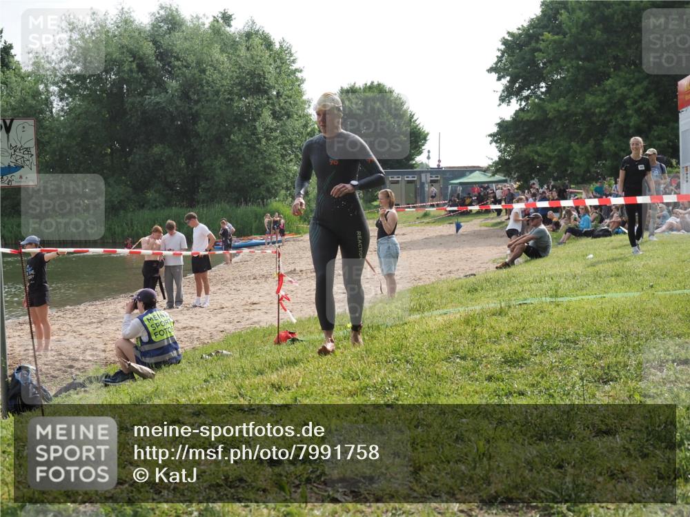 15.06.2025 - 27. Vierlanden-Triathlon KatJ http://msf.ph/oto/7991758 15.06.2025 09:13:59 Schwimmen 198, 203, 228 meine-sportfotos.de