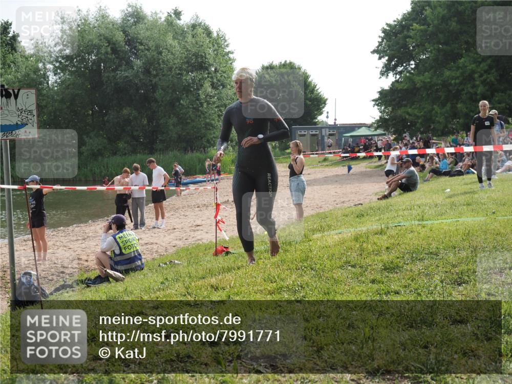 15.06.2025 - 27. Vierlanden-Triathlon KatJ http://msf.ph/oto/7991771 15.06.2025 09:13:59 Schwimmen 198, 203, 228 meine-sportfotos.de