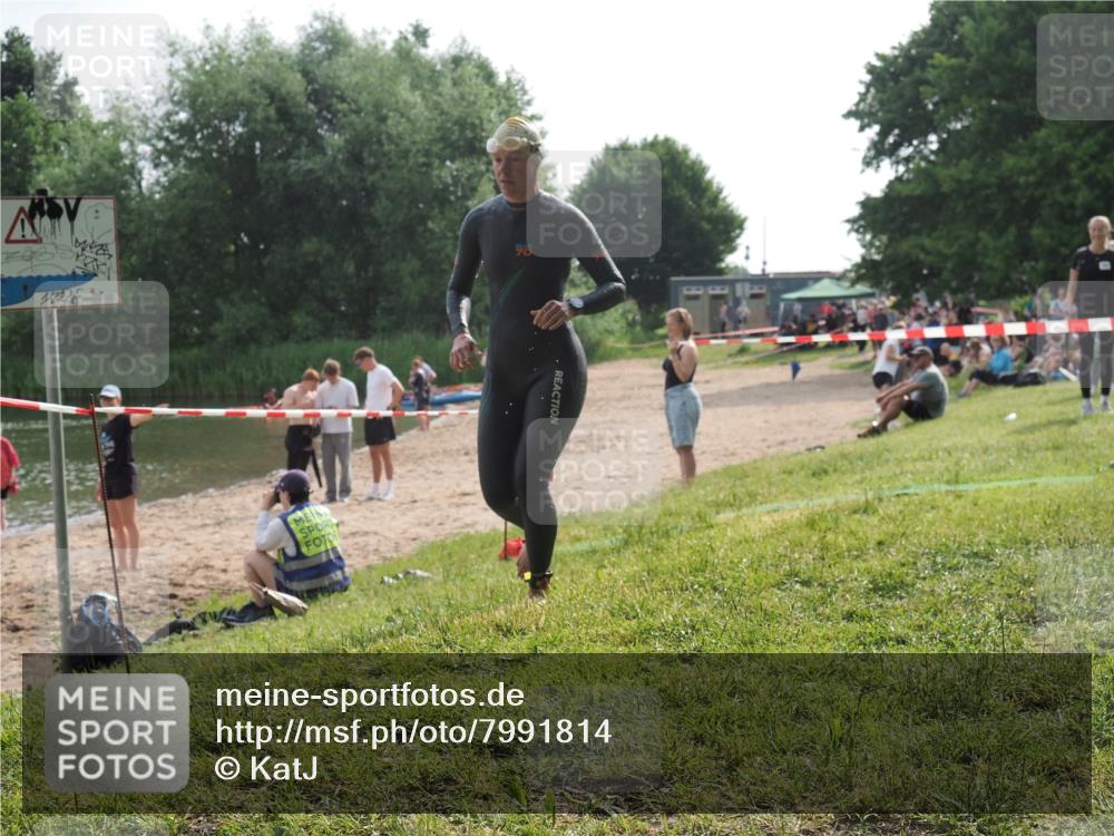 15.06.2025 - 27. Vierlanden-Triathlon KatJ http://msf.ph/oto/7991814 15.06.2025 09:13:59 Schwimmen 198, 203, 228 meine-sportfotos.de