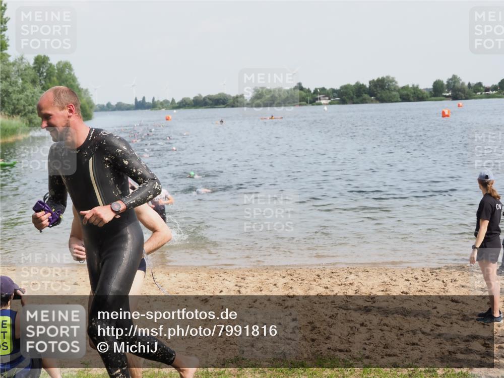 21.06.2025 - 27. Vierlanden-Triathlon MichiJ http://msf.ph/oto/7991816 15.06.2026 09:54:26 Schwimmen 253, 255, 261, 318, 337, 342, 354 meine-sportfotos.de