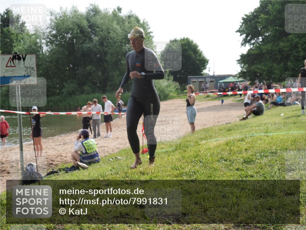 15.06.2025 - 27. Vierlanden-Triathlon KatJ http://msf.ph/oto/7991831 15.06.2025 09:13:59 Schwimmen 198, 203, 228 meine-sportfotos.de