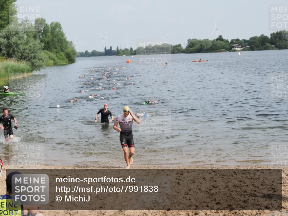 21.06.2025 - 27. Vierlanden-Triathlon MichiJ http://msf.ph/oto/7991838 15.06.2026 09:54:27 Schwimmen 253, 255, 261, 318, 342, 354 meine-sportfotos.de