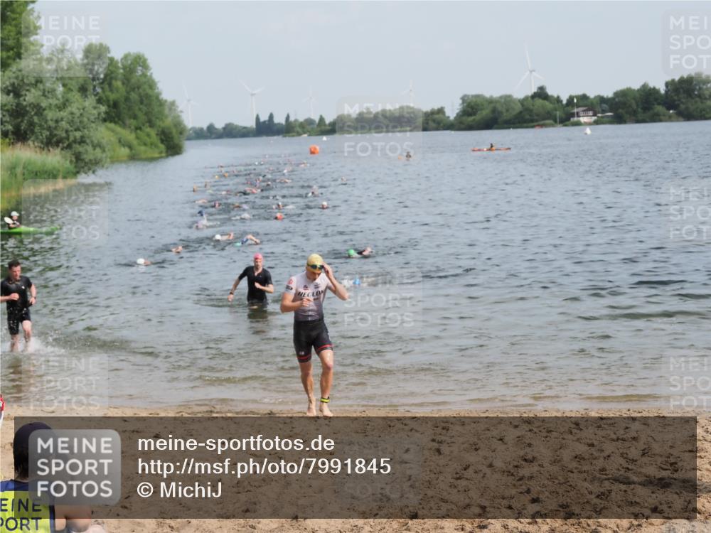21.06.2025 - 27. Vierlanden-Triathlon MichiJ http://msf.ph/oto/7991845 15.06.2026 09:54:27 Schwimmen 253, 255, 261, 318, 342, 354 meine-sportfotos.de