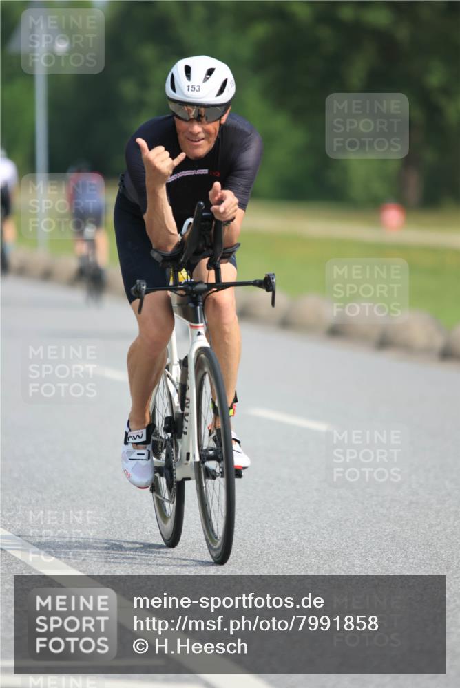 15.06.2025 - 27. Vierlanden-Triathlon H.Heesch http://msf.ph/oto/7991858 15.06.2025 10:02:01 Radfahren 148, 153, 262, 297 meine-sportfotos.de