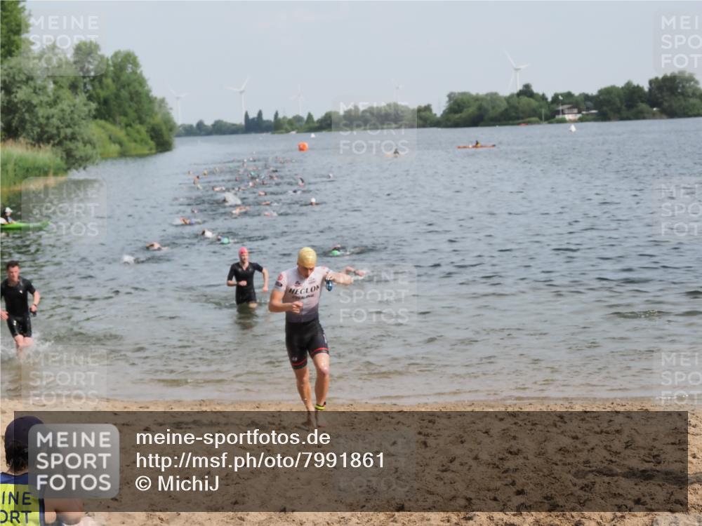 21.06.2025 - 27. Vierlanden-Triathlon MichiJ http://msf.ph/oto/7991861 15.06.2026 09:54:28 Schwimmen 253, 255, 261, 318, 342, 354 meine-sportfotos.de
