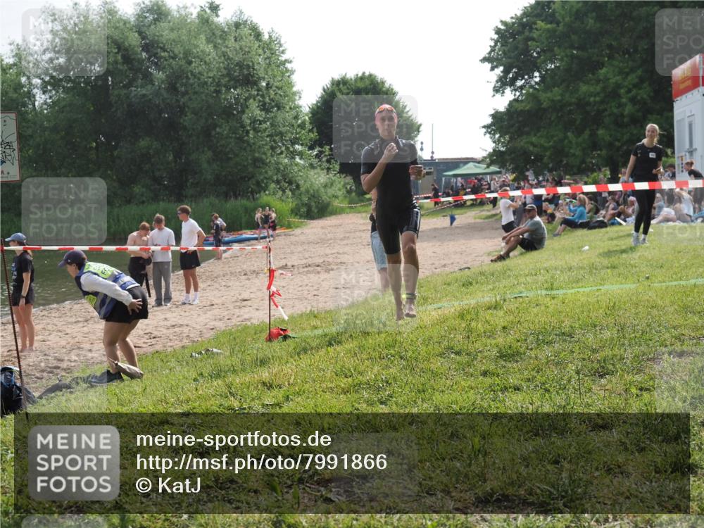 15.06.2025 - 27. Vierlanden-Triathlon KatJ http://msf.ph/oto/7991866 15.06.2025 09:14:05 Schwimmen 198, 228 meine-sportfotos.de