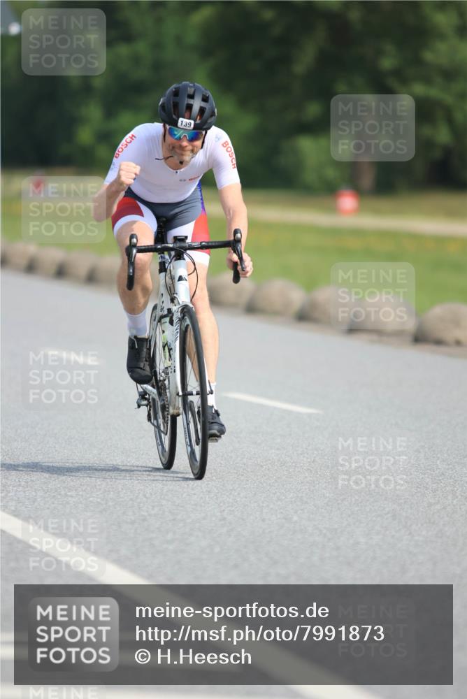 15.06.2025 - 27. Vierlanden-Triathlon H.Heesch http://msf.ph/oto/7991873 15.06.2025 10:02:11 Radfahren 59, 77, 139, 198, 224, 299 meine-sportfotos.de