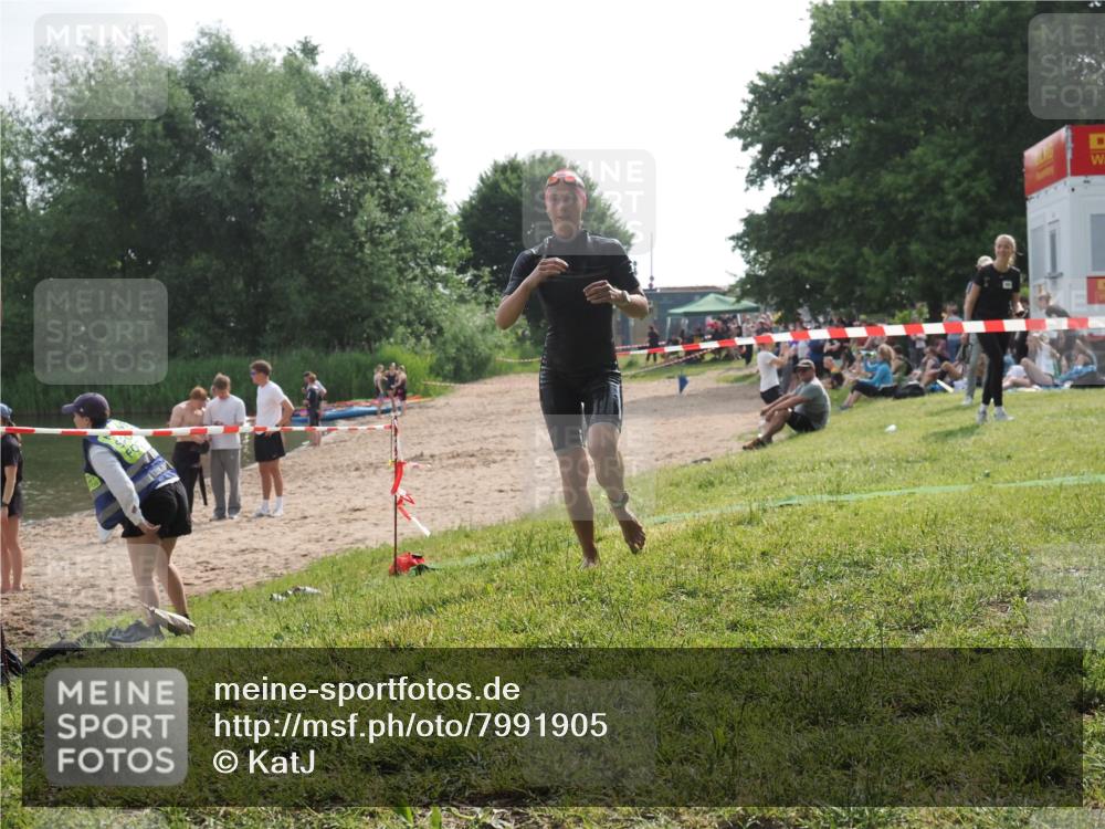 15.06.2025 - 27. Vierlanden-Triathlon KatJ http://msf.ph/oto/7991905 15.06.2025 09:14:05 Schwimmen 198, 228 meine-sportfotos.de
