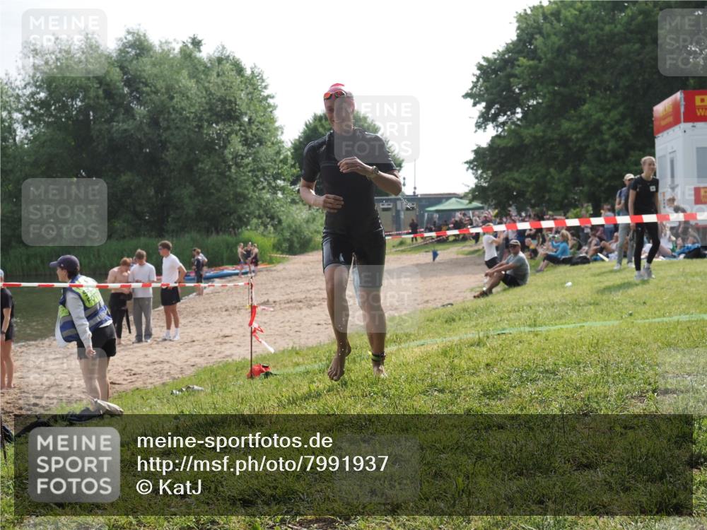 15.06.2025 - 27. Vierlanden-Triathlon KatJ http://msf.ph/oto/7991937 15.06.2025 09:14:06 Schwimmen 198, 228 meine-sportfotos.de