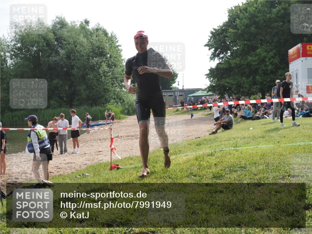 15.06.2025 - 27. Vierlanden-Triathlon KatJ http://msf.ph/oto/7991949 15.06.2025 09:14:06 Schwimmen 198, 228 meine-sportfotos.de