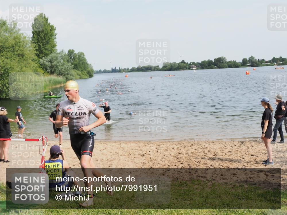 21.06.2025 - 27. Vierlanden-Triathlon MichiJ http://msf.ph/oto/7991951 15.06.2026 09:54:31 Schwimmen 253, 255, 261, 262, 318, 354 meine-sportfotos.de