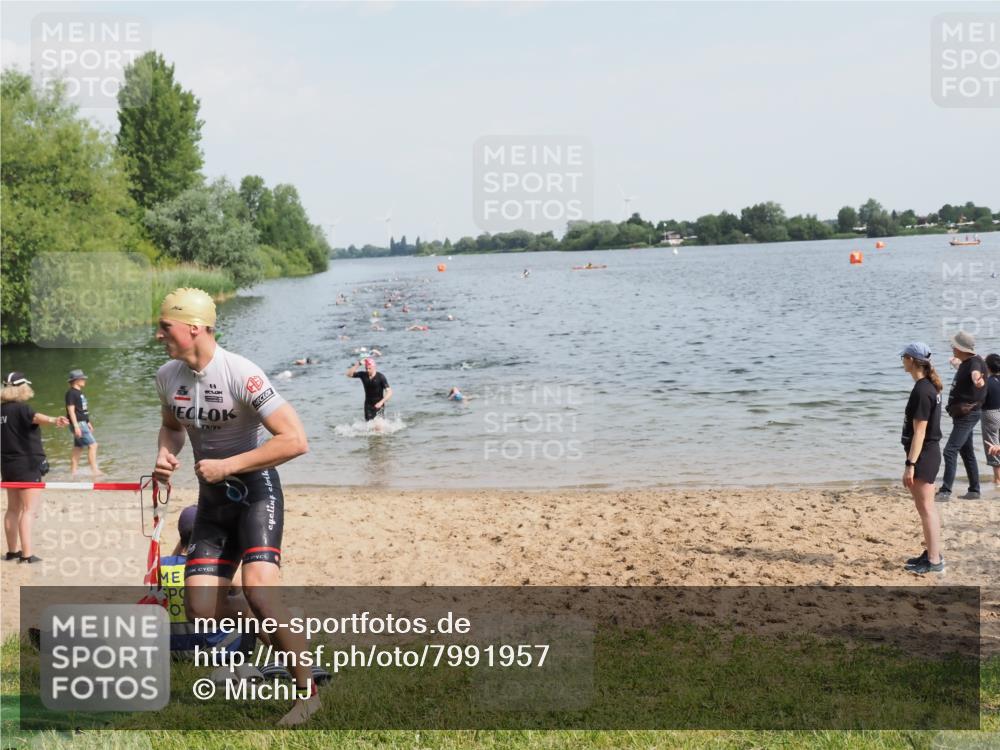 21.06.2025 - 27. Vierlanden-Triathlon MichiJ http://msf.ph/oto/7991957 15.06.2026 09:54:31 Schwimmen 253, 255, 261, 262, 318, 354 meine-sportfotos.de