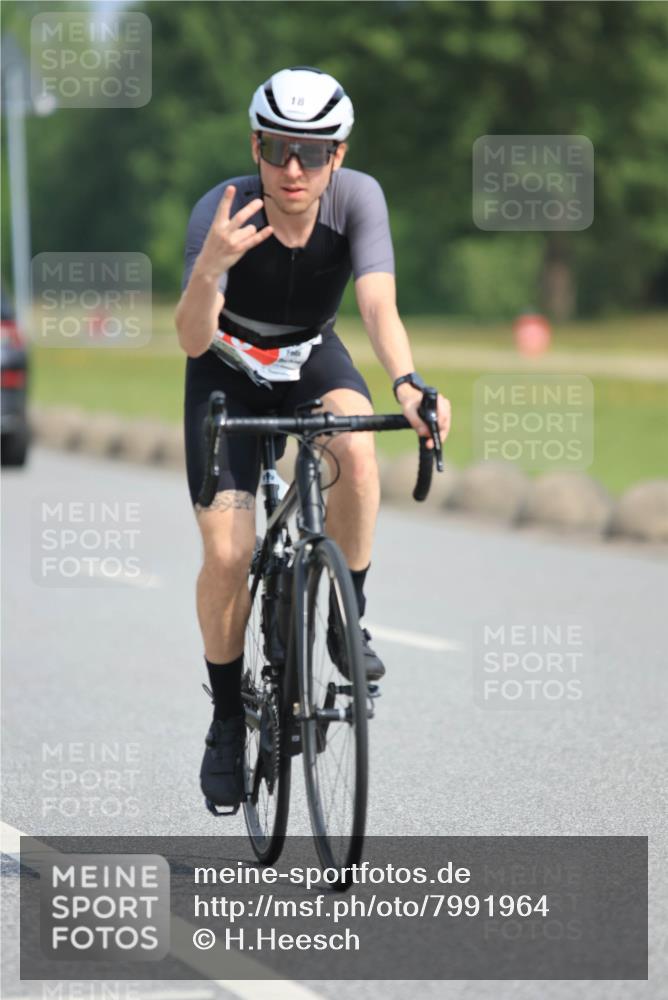 15.06.2025 - 27. Vierlanden-Triathlon H.Heesch http://msf.ph/oto/7991964 15.06.2025 10:03:49 Radfahren 18, 34, 93, 142, 152, 294 meine-sportfotos.de
