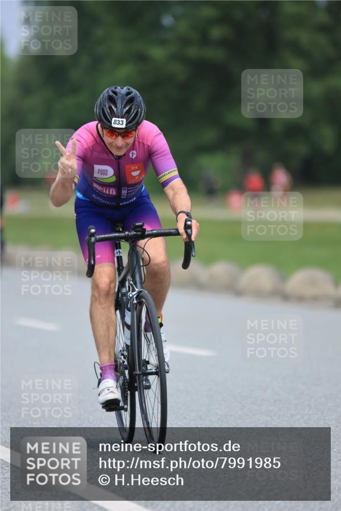 21.06.2025 - 27. Vierlanden-Triathlon H.Heesch http://msf.ph/oto/7991985 15.06.2025 11:57:47 Radfahren 833, 904 meine-sportfotos.de