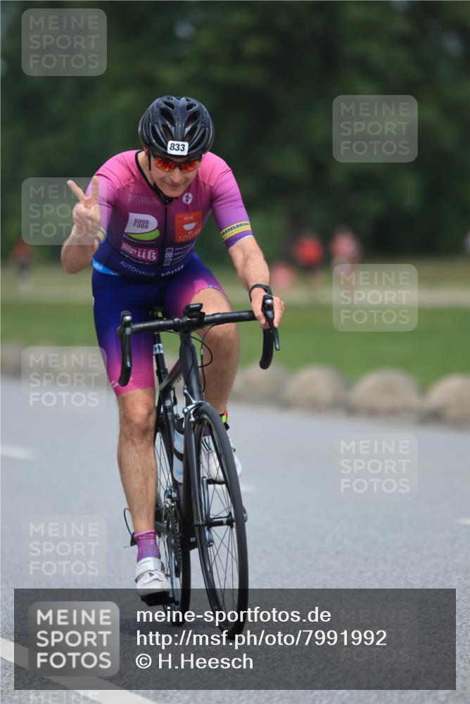 21.06.2025 - 27. Vierlanden-Triathlon H.Heesch http://msf.ph/oto/7991992 15.06.2025 11:57:47 Radfahren 833, 904 meine-sportfotos.de