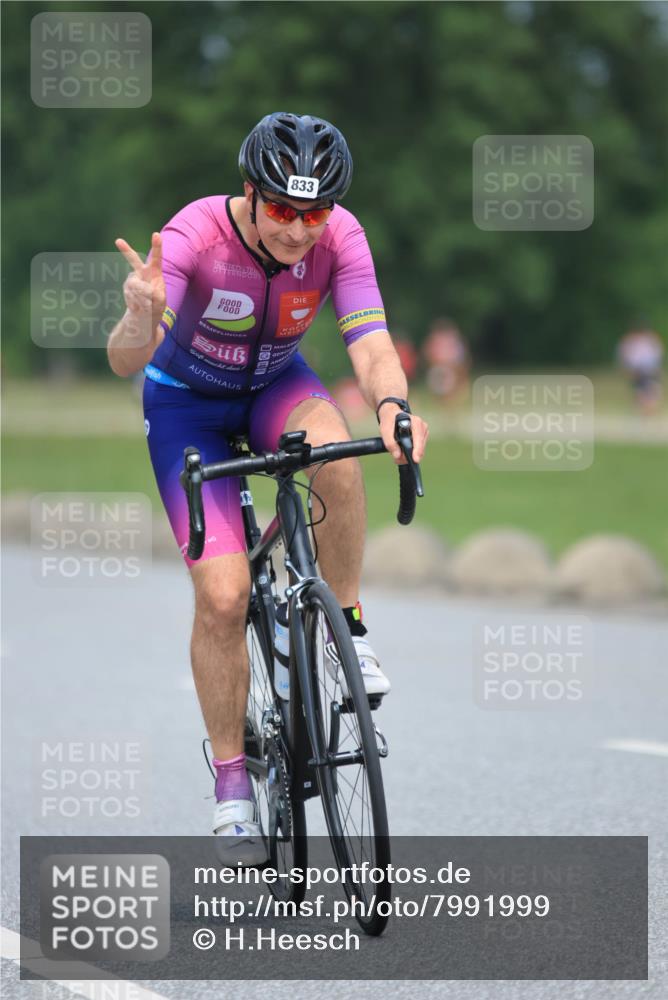 21.06.2025 - 27. Vierlanden-Triathlon H.Heesch http://msf.ph/oto/7991999 15.06.2025 11:57:48 Radfahren 833 meine-sportfotos.de